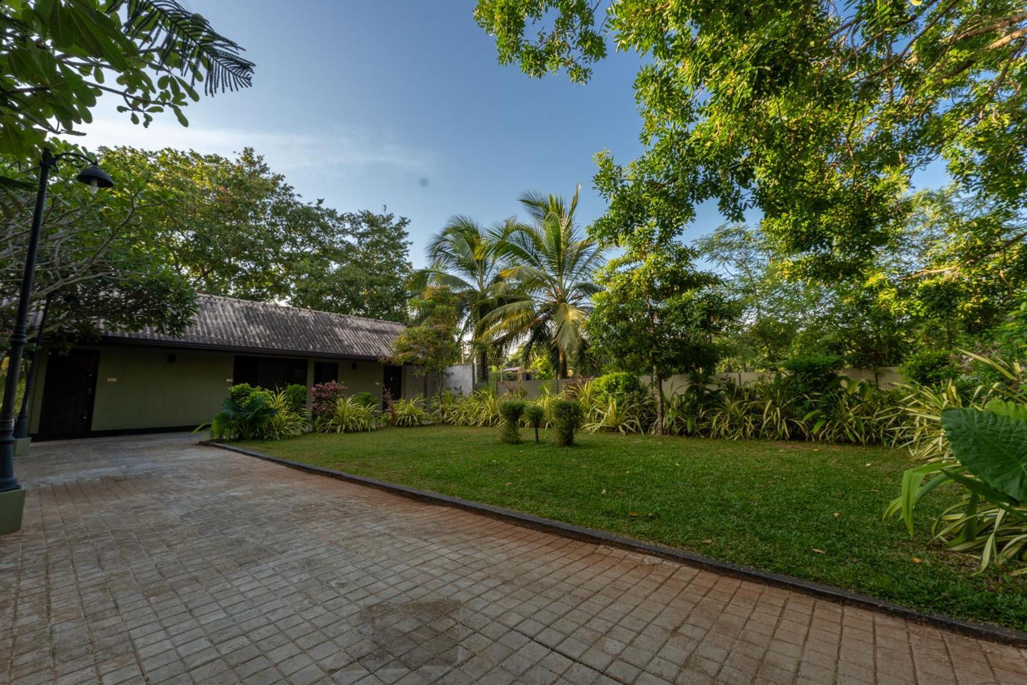 Oak Ray Elephant Lake Sigiriya Exterior photo